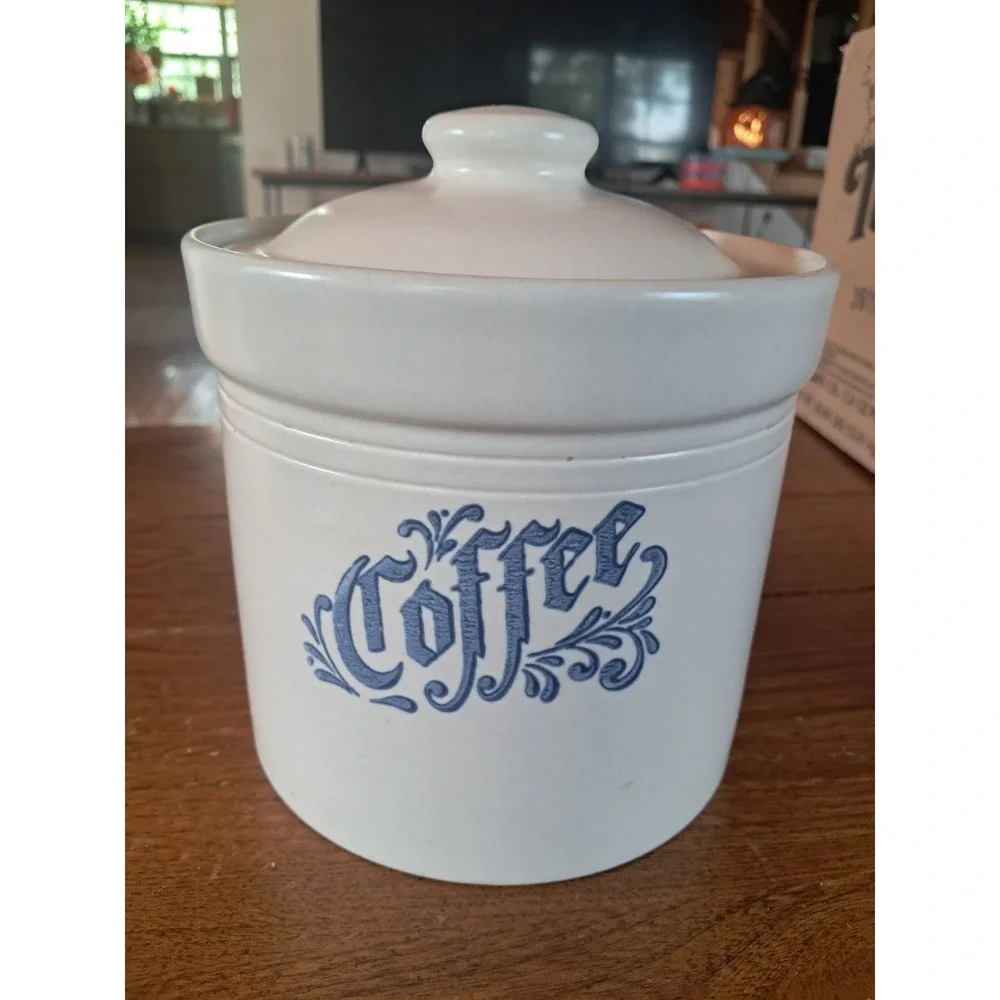 Pfalzgraff Yorktowne Coffee Canister with 508 Lid 1.5 Quart